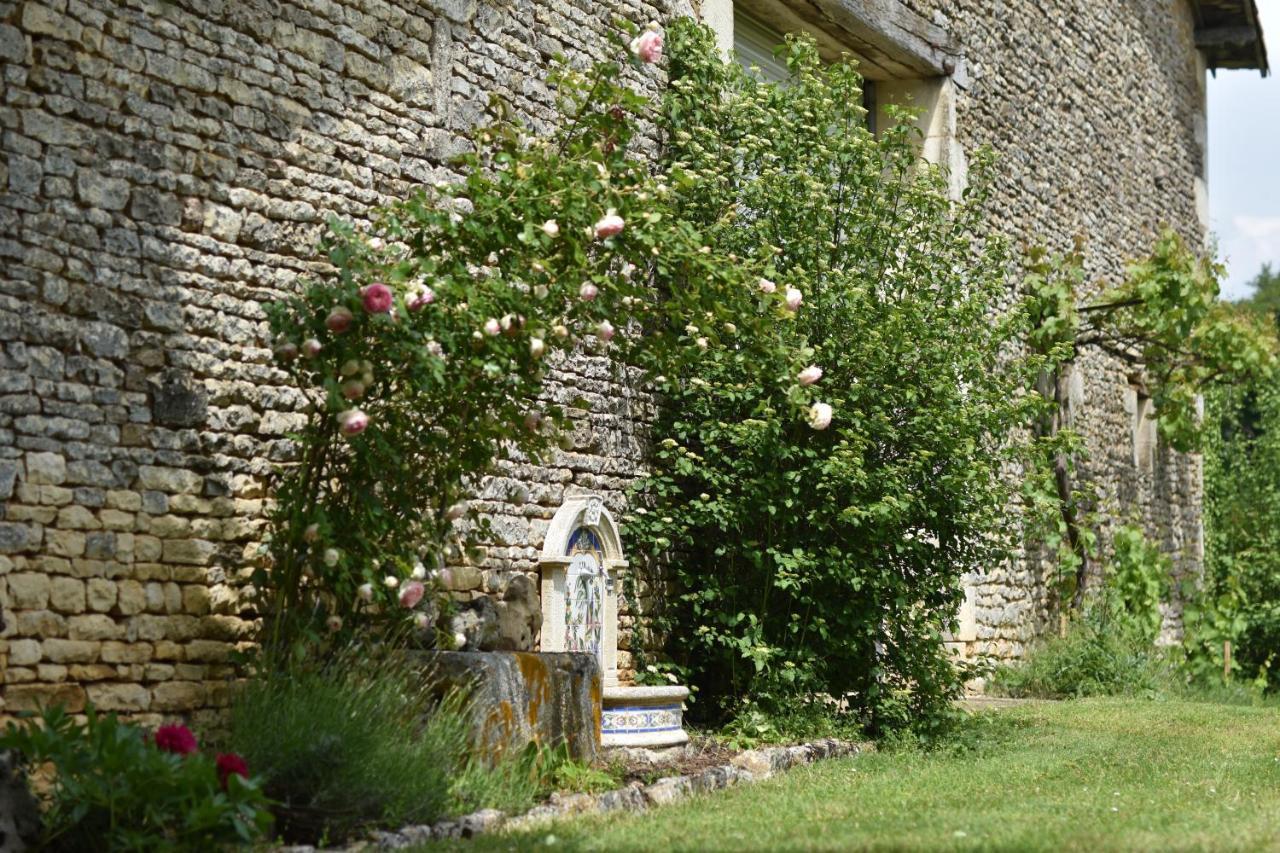 Un Jardin Et Trois Maisons Brux Exterior foto
